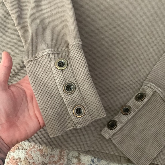 Crop top sweater mild discoloration included in the photos looks worse on camera - Picture 4 of 4